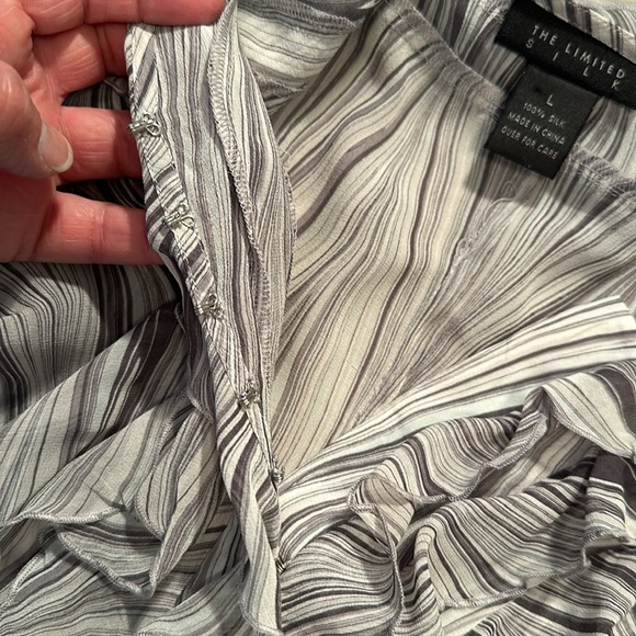 The Limited 100% silk blouse, sleeveless size large - Picture 11 of 11